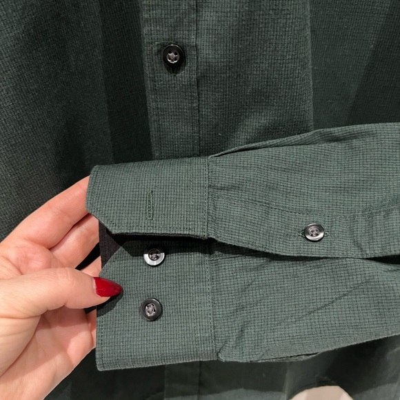 AXIST Mens button down cargo 2 pocket, long sleeve shirt. - Picture 5 of 9